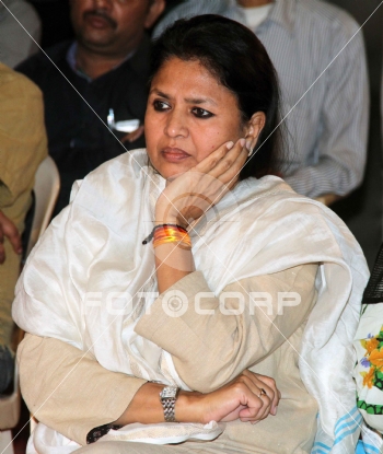 Fotocorp : Seema Kapoor Seema Kapoor observes Om Puri's Tervih