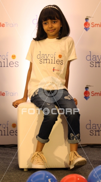 Fotocorp : Aaradhya Bachchan Aishwarya Rai Bachchan celebrates Day of  Smiles 2018
